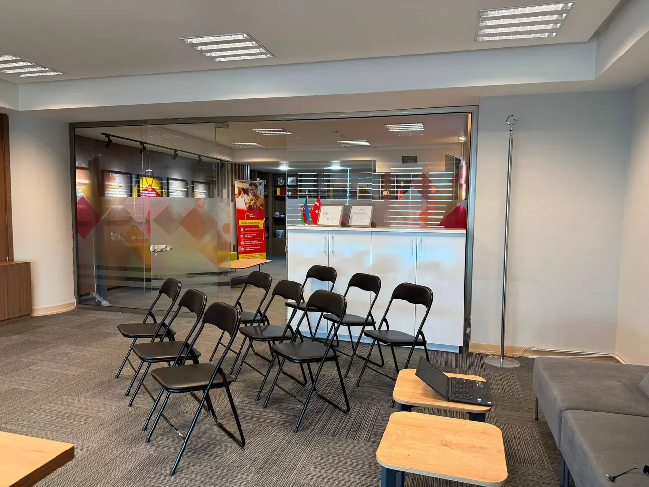 NexBirlik Bakü ofisindeki topluluk etkinliği odası
