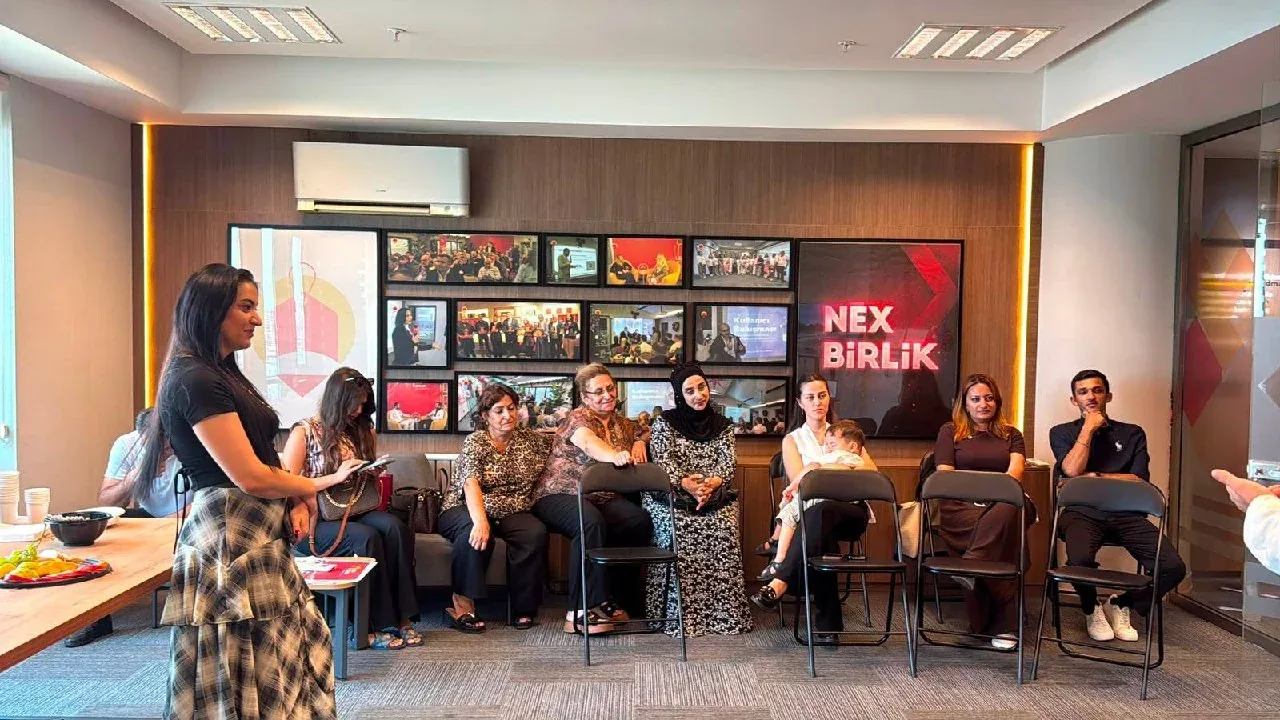 NexBirlik ofisindeki buluşmada konuşmacıyı dinleyen katılımcılar